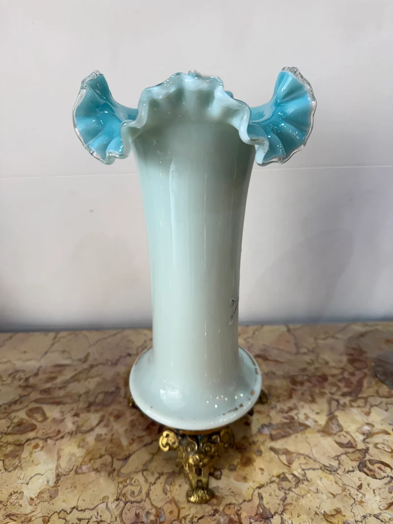 vase ancien en verre opalin peint à la main – Décor floral émaillé et base en bronze doré