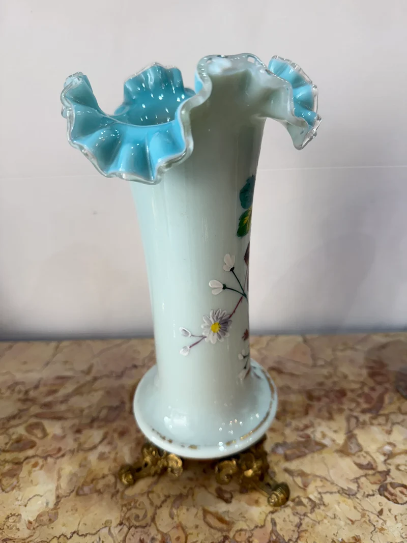 vase ancien en verre opalin peint à la main – Décor floral émaillé et base en bronze doré