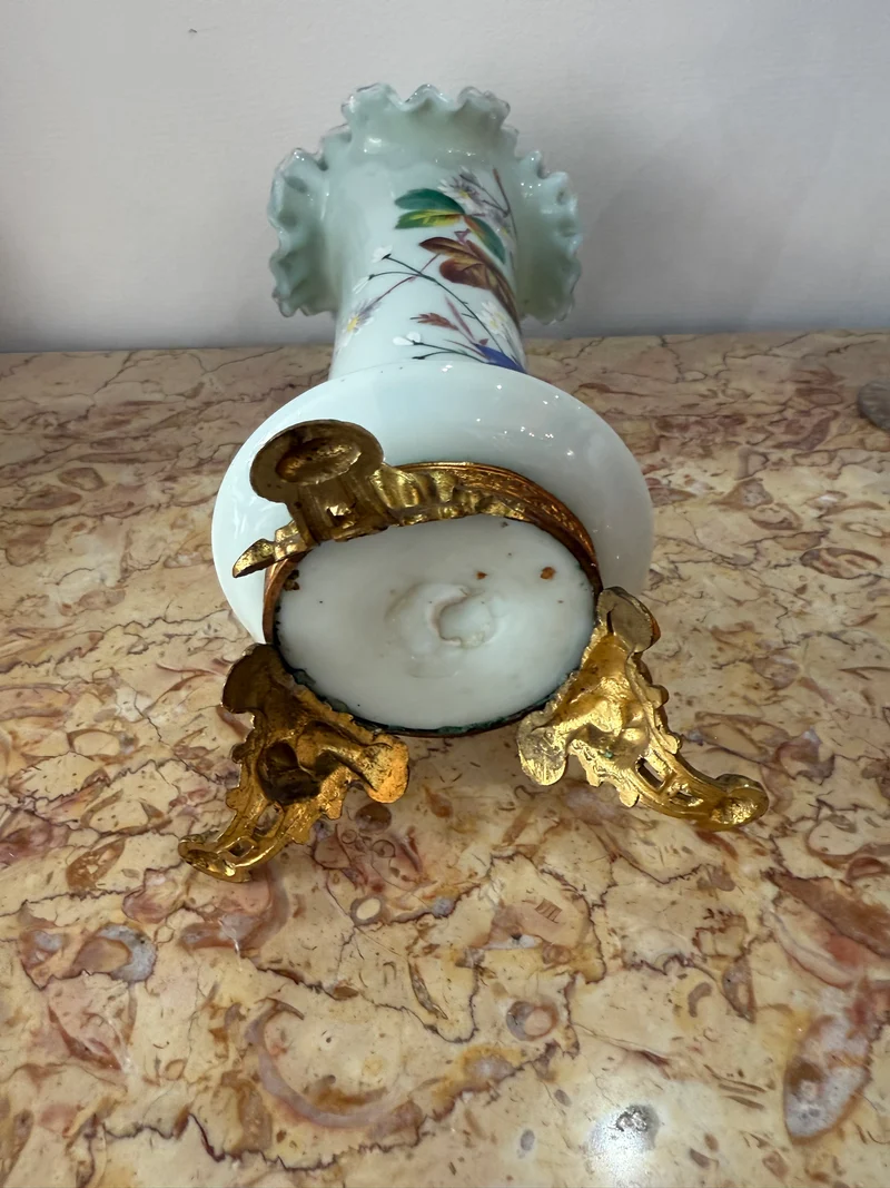 vase ancien en verre opalin peint à la main – Décor floral émaillé et base en bronze doré