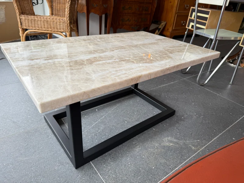 Table basse contemporaine en granite (taj mahal) et métal – Pièce unique d’artisan - 2025