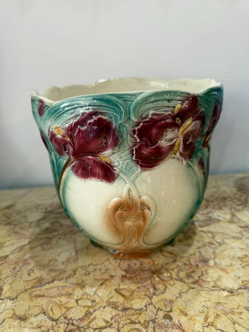 Cache-pot en barbotine Art Nouveau – Décor floral en relief