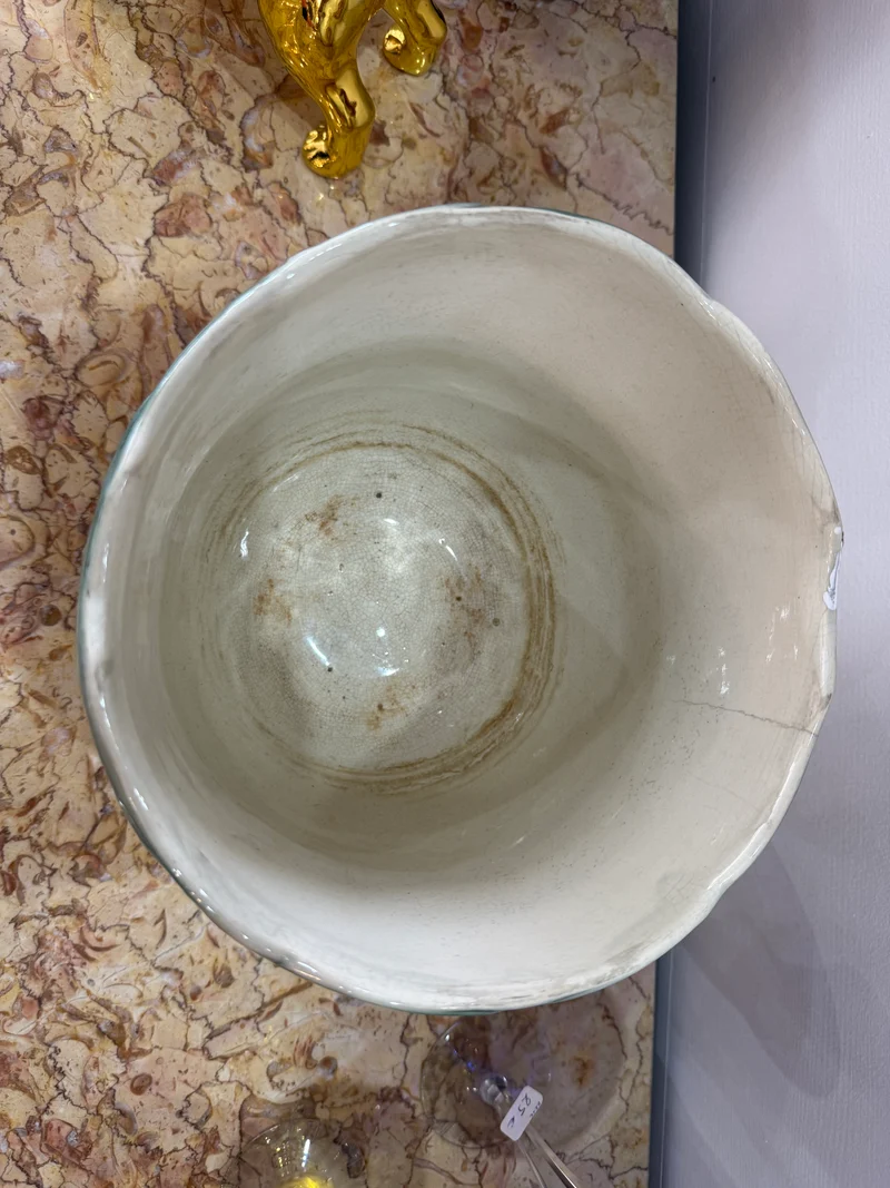 Cache-pot en barbotine Art Nouveau – Décor floral en relief