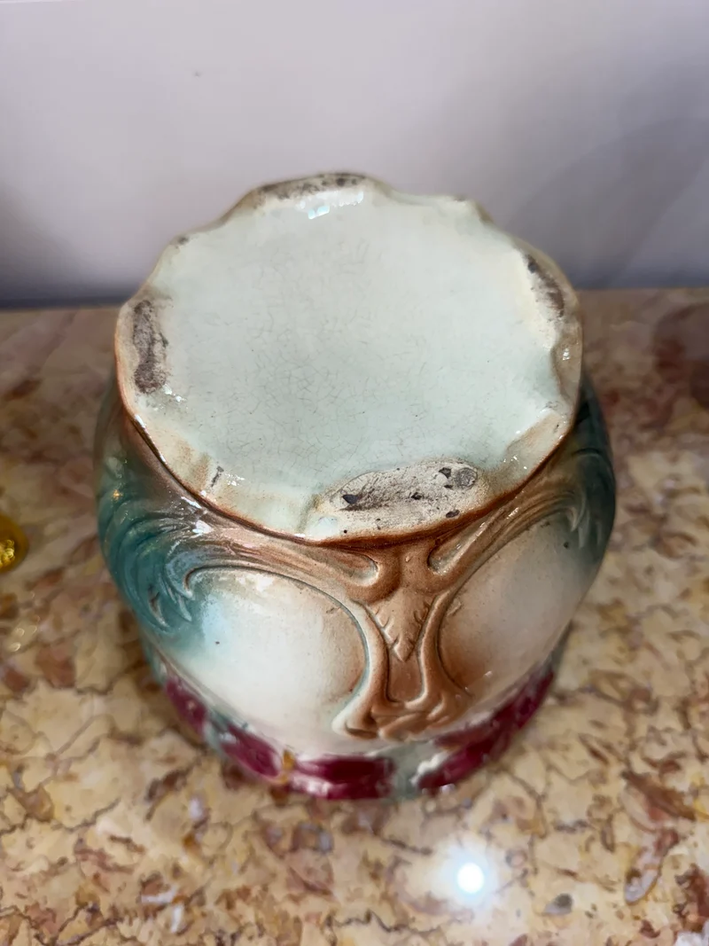 Cache-pot en barbotine Art Nouveau – Décor floral en relief