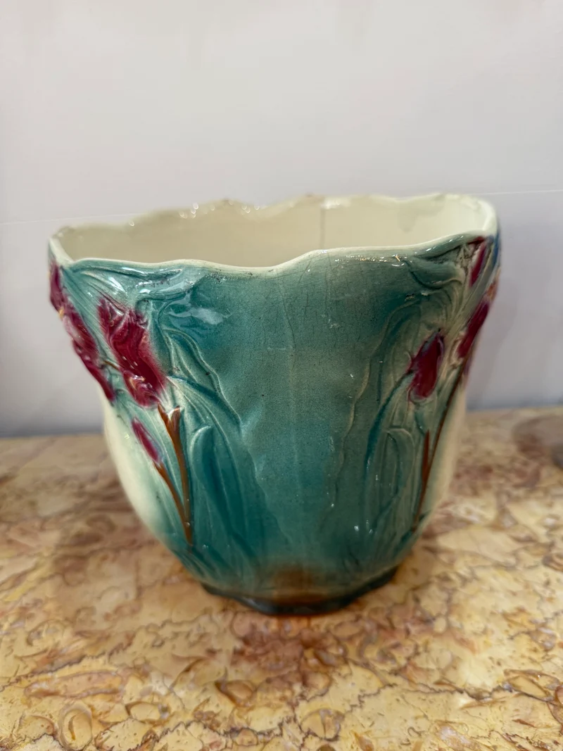 Cache-pot en barbotine Art Nouveau – Décor floral en relief