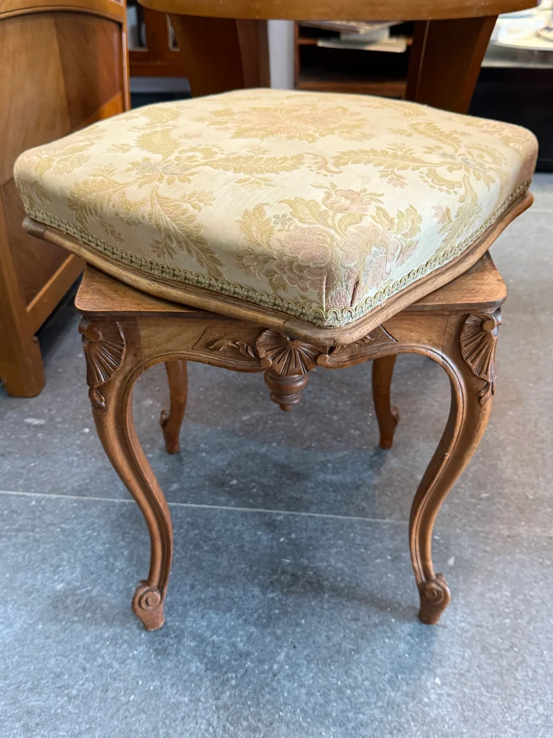 Tabouret de style Louis XV en bois sculpté, assise pivotante à motifs floraux
