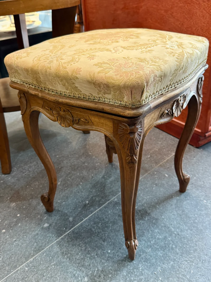 Tabouret de style Louis XV en bois sculpté, assise pivotante à motifs floraux