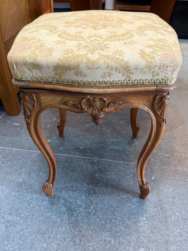 Tabouret de style Louis XV en bois sculpté, assise pivotante à motifs floraux