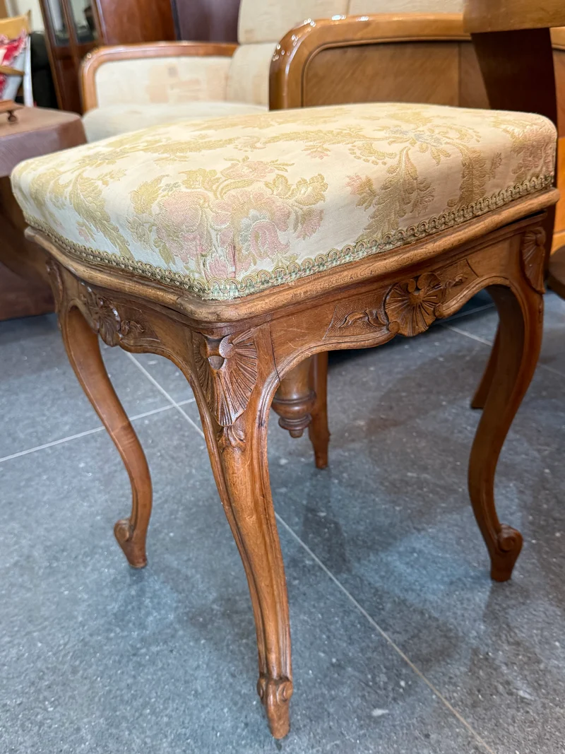 Tabouret de style Louis XV en bois sculpté, assise pivotante à motifs floraux