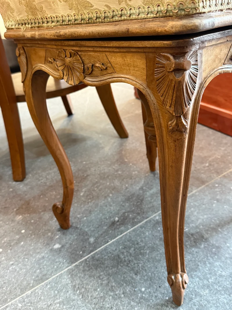 Tabouret de style Louis XV en bois sculpté, assise pivotante à motifs floraux