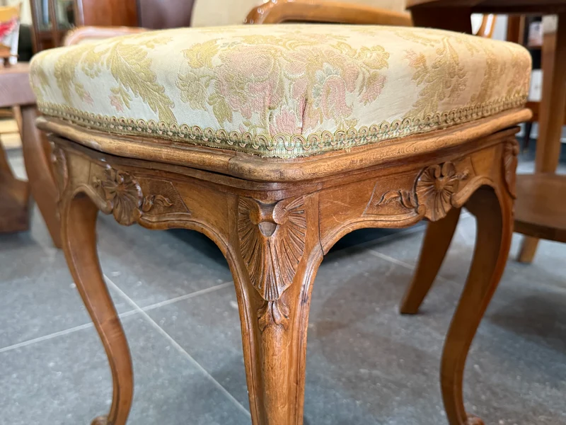 Tabouret de style Louis XV en bois sculpté, assise pivotante à motifs floraux