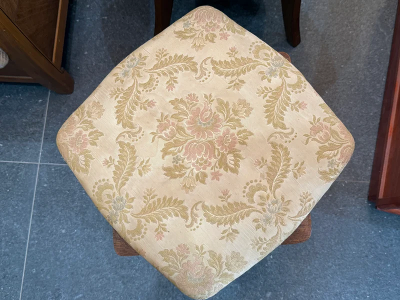 Tabouret de style Louis XV en bois sculpté, assise pivotante à motifs floraux