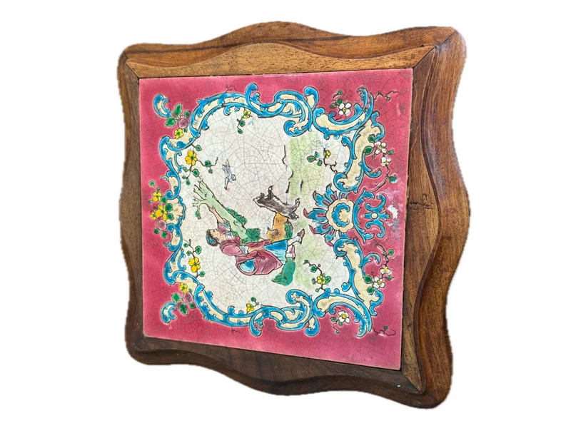 Dessous de plat ancien en faïence polychrome et bois sculpté – Décor pastoral