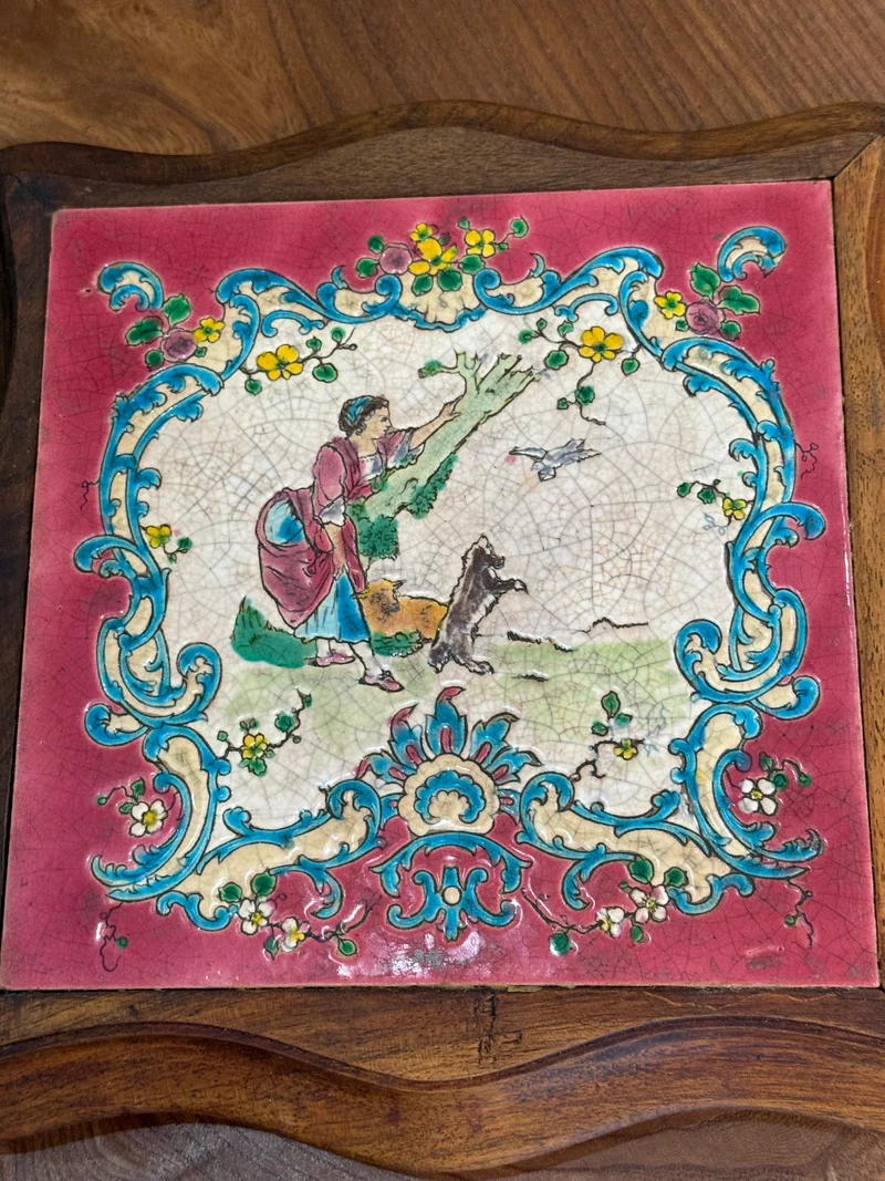 Dessous de plat ancien en faïence polychrome et bois sculpté – Décor pastoral