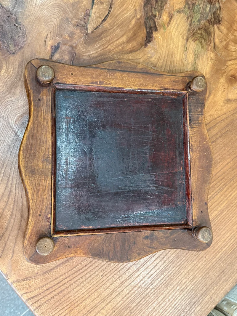Dessous de plat ancien en faïence polychrome et bois sculpté – Décor pastoral