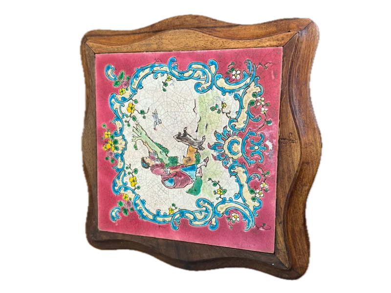 Dessous de plat ancien en faïence polychrome et bois sculpté – Décor pastoral
