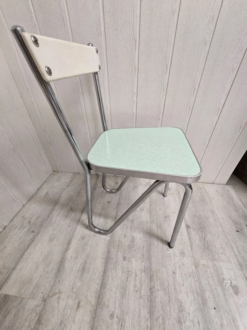 Chaise d’écolier vintage – Design moderniste années 50 – Assise formica vert menthe