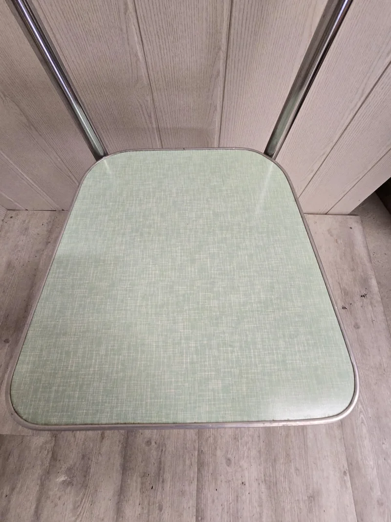 Chaise d’écolier vintage – Design moderniste années 50 – Assise formica vert menthe