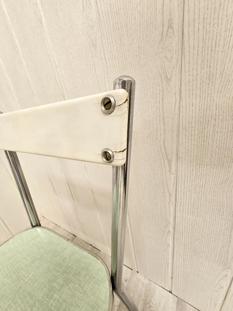 Chaise d’écolier vintage – Design moderniste années 50 – Assise formica vert menthe