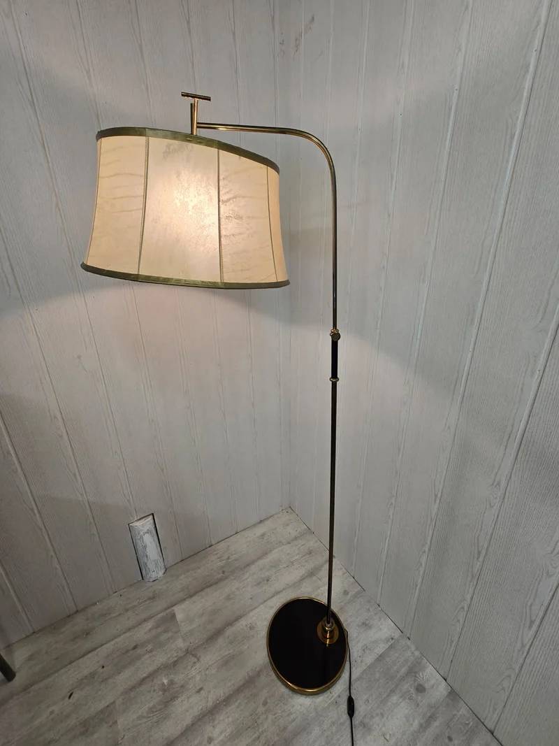 Lampadaire pendulaire Maison Lunel – Années 50 – Abat-jour en vessie de porc