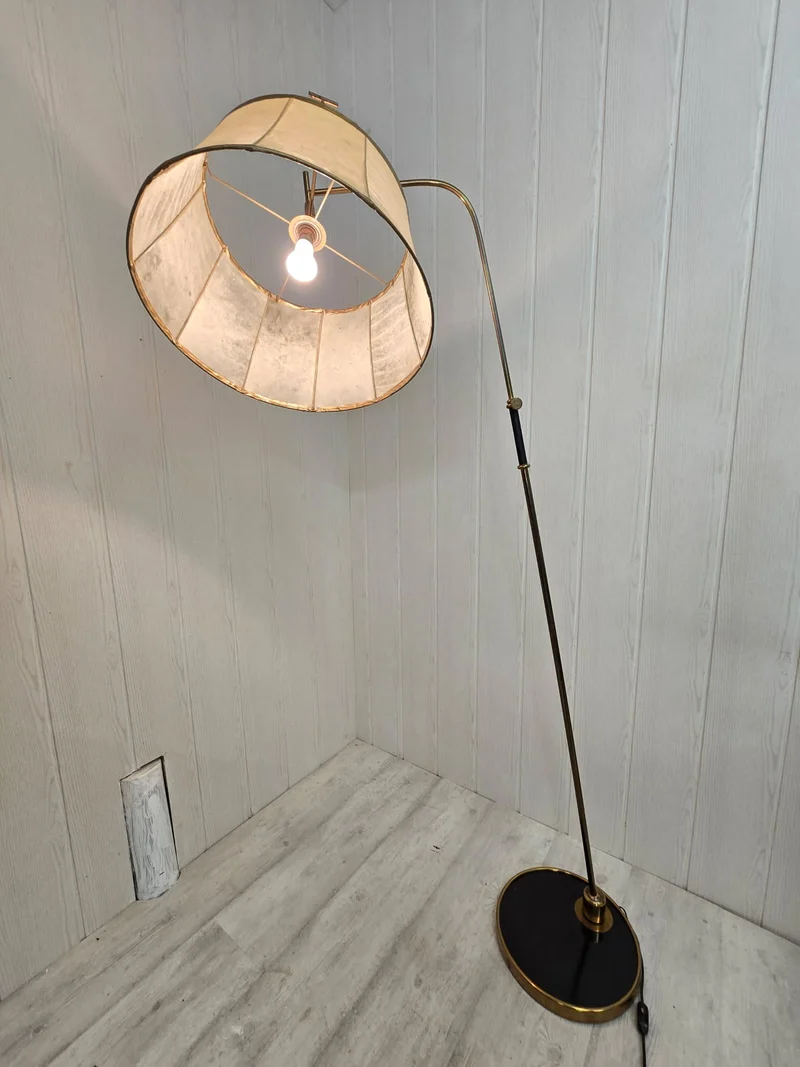 Lampadaire pendulaire Maison Lunel – Années 50 – Abat-jour en vessie de porc