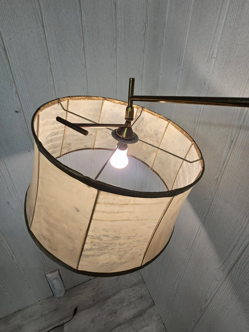 Lampadaire pendulaire Maison Lunel – Années 50 – Abat-jour en vessie de porc