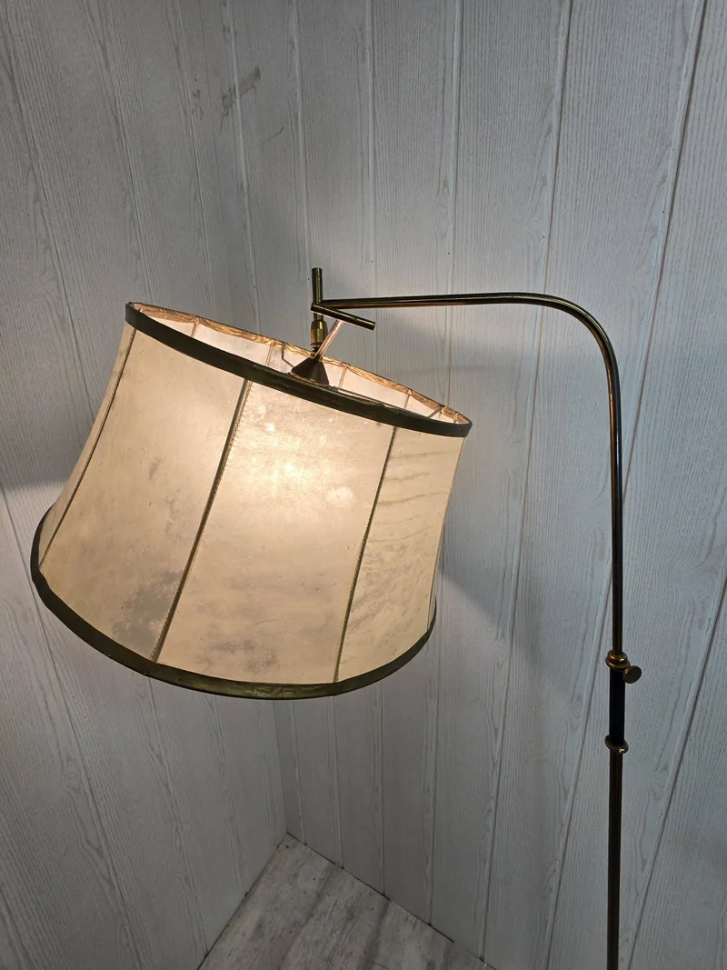 Lampadaire pendulaire Maison Lunel – Années 50 – Abat-jour en vessie de porc