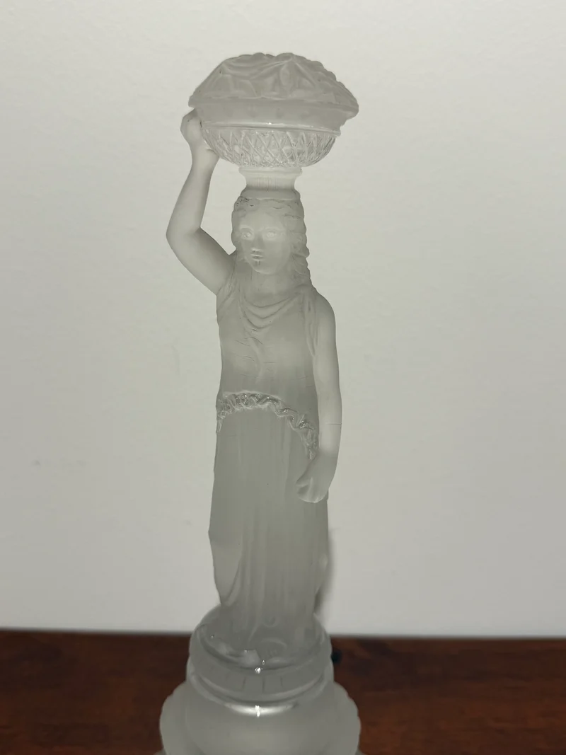 Grande figurine en verre dépoli représentant une porteuse de corbeille – Style Art Déco