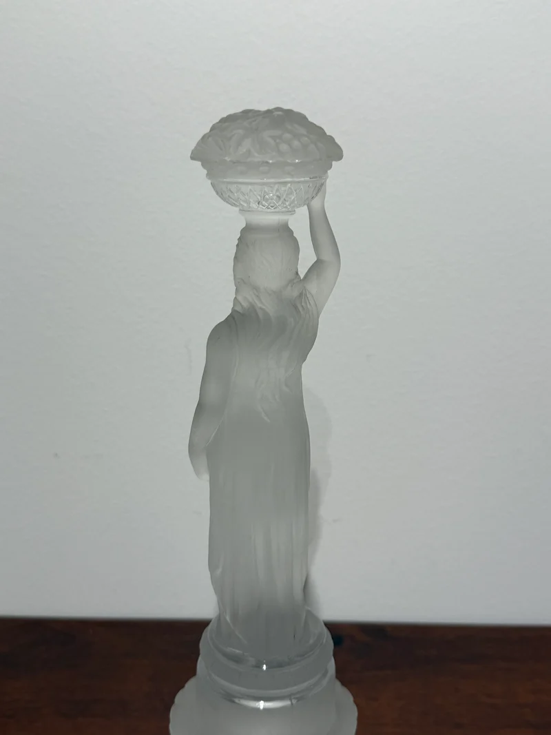 Grande figurine en verre dépoli représentant une porteuse de corbeille – Style Art Déco