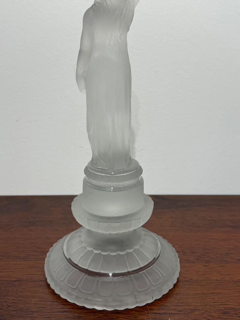 Grande figurine en verre dépoli représentant une porteuse de corbeille – Style Art Déco