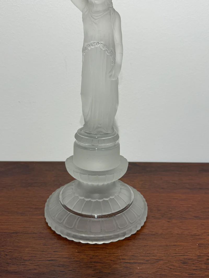 Grande figurine en verre dépoli représentant une porteuse de corbeille – Style Art Déco