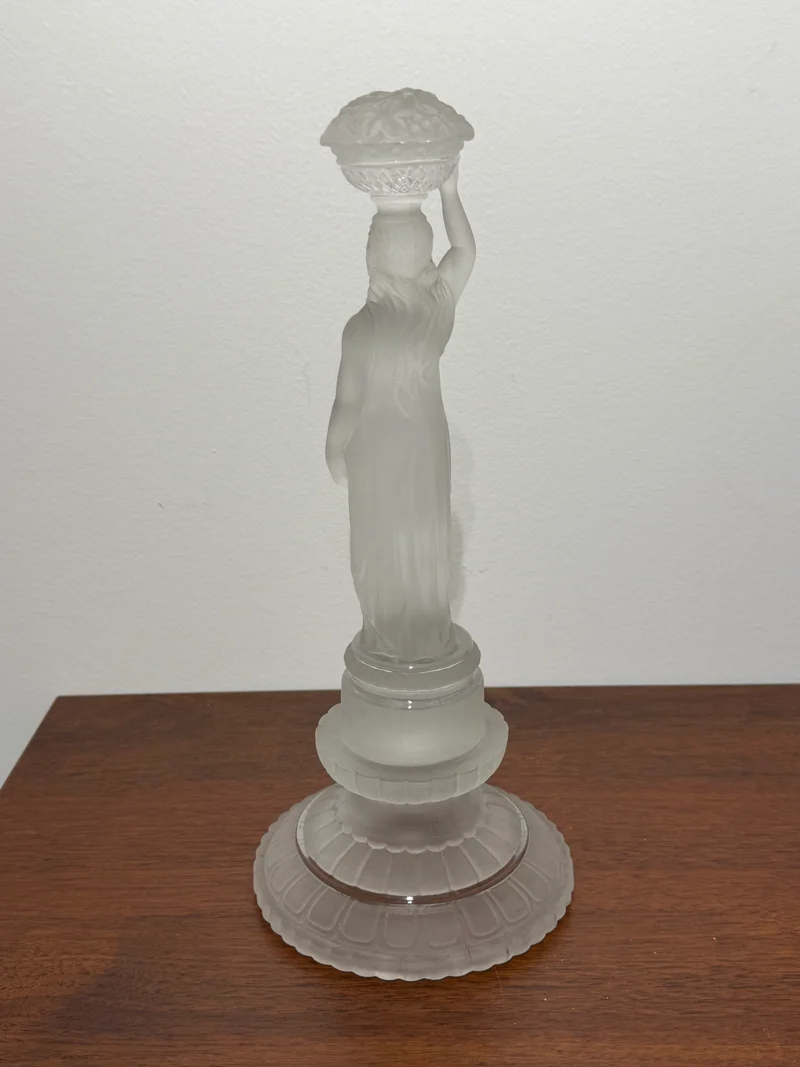 Grande figurine en verre dépoli représentant une porteuse de corbeille – Style Art Déco