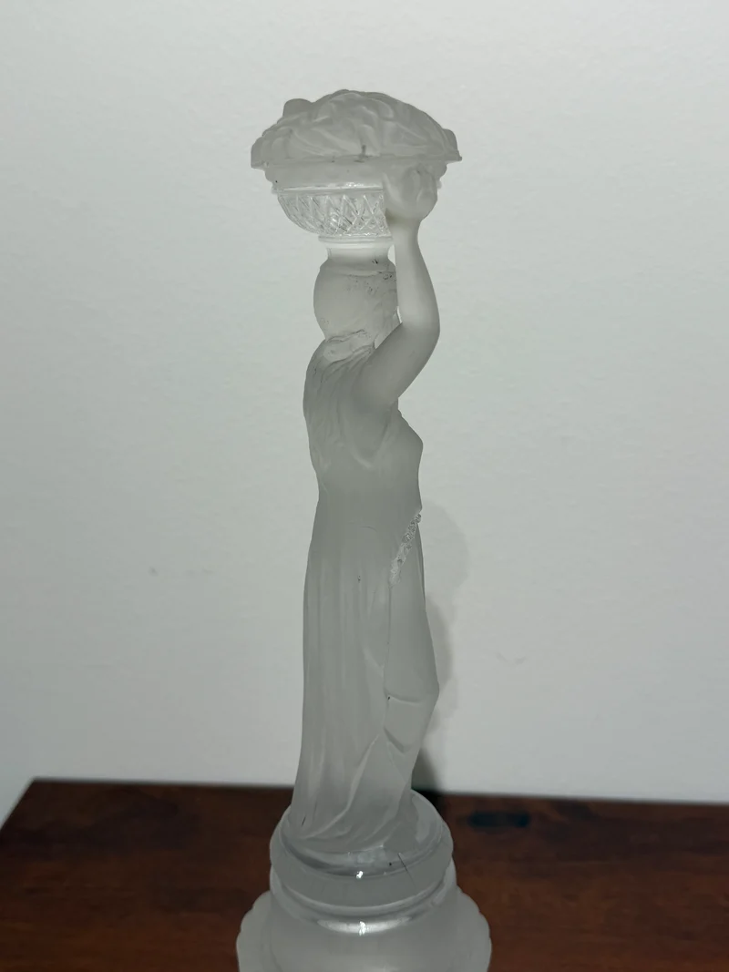 Grande figurine en verre dépoli représentant une porteuse de corbeille – Style Art Déco