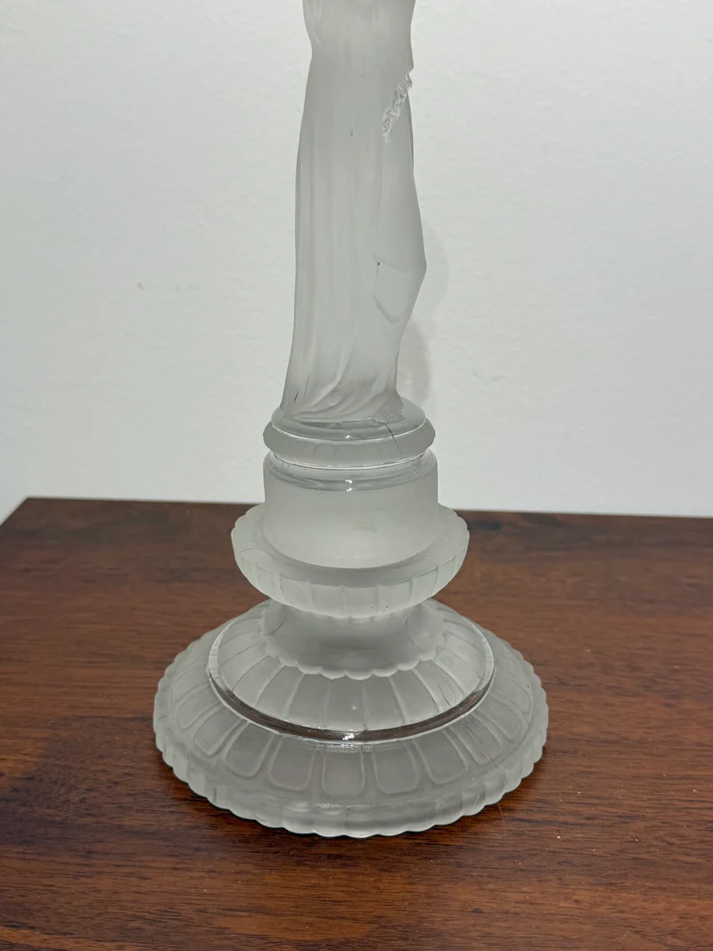 Grande figurine en verre dépoli représentant une porteuse de corbeille – Style Art Déco