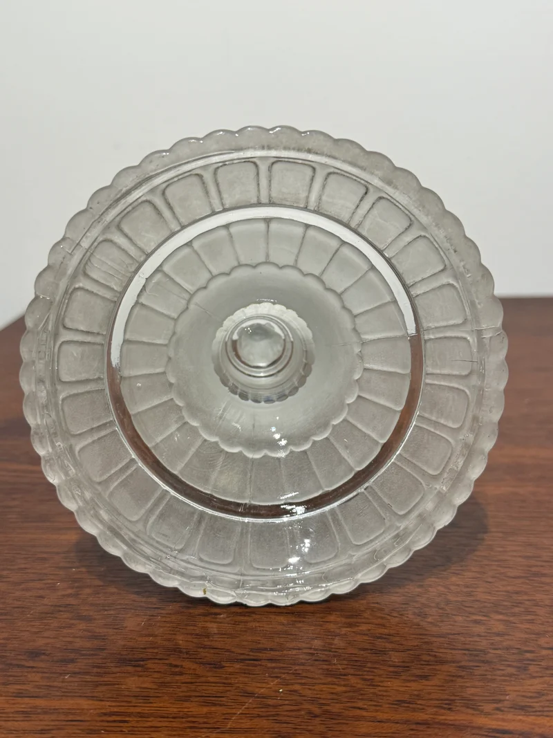 Grande figurine en verre dépoli représentant une porteuse de corbeille – Style Art Déco
