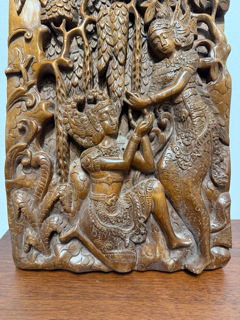 Bas-relief sculpté en bois – Scène mythologique balinaise