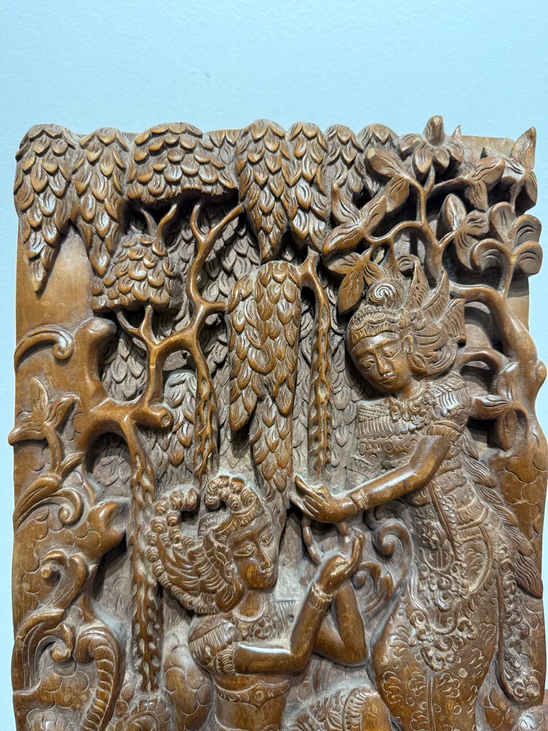 Bas-relief sculpté en bois – Scène mythologique balinaise