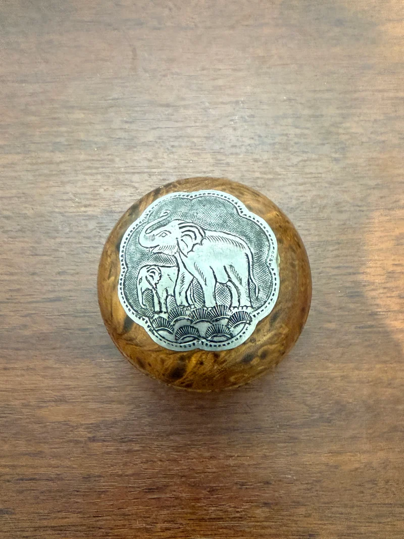 Boîte ronde artisanale indou en bois et métal décorée d’éléphants