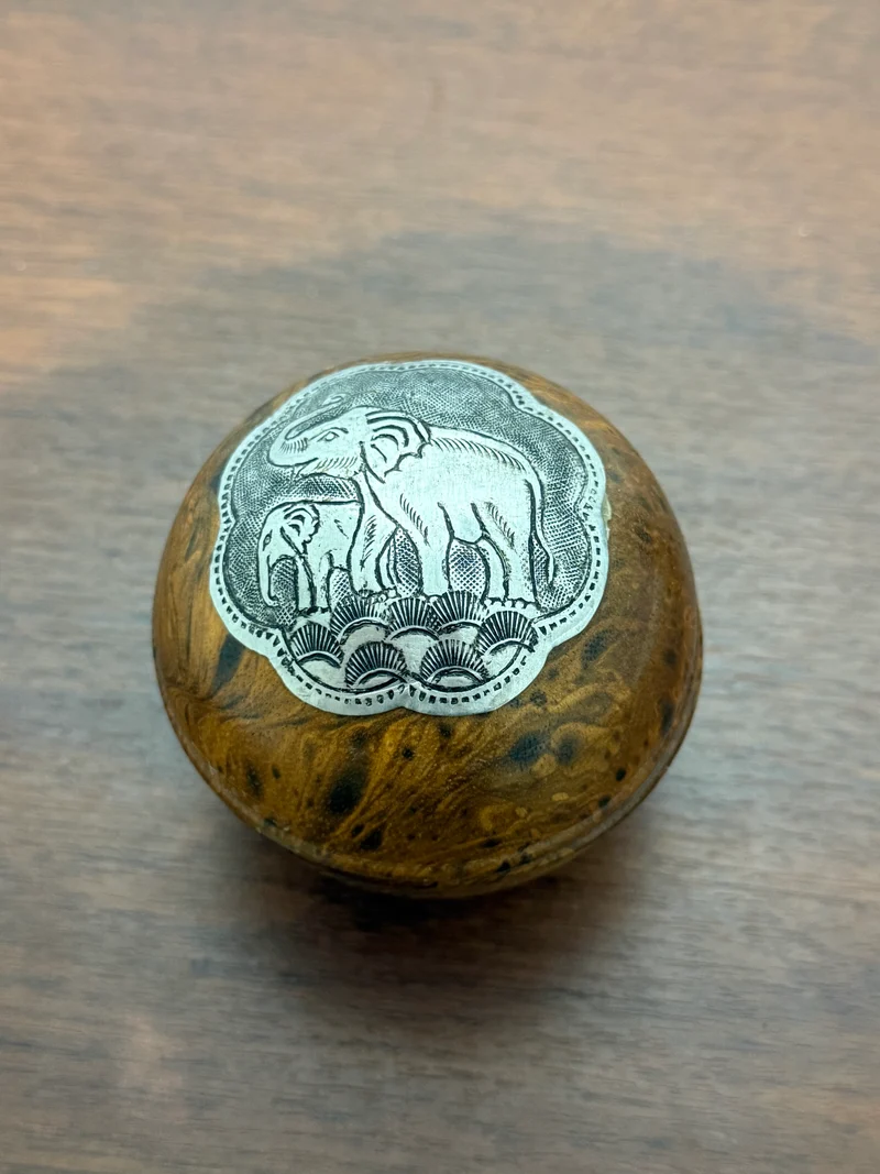 Boîte ronde artisanale indou en bois et métal décorée d’éléphants