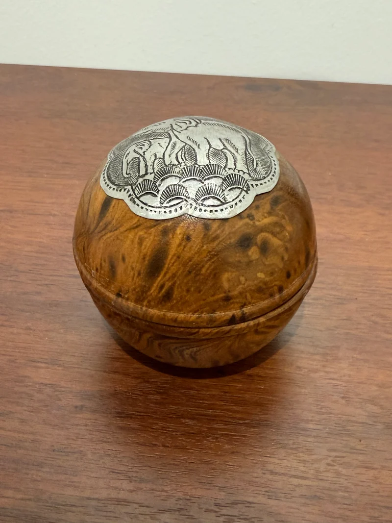 Boîte ronde artisanale indou en bois et métal décorée d’éléphants