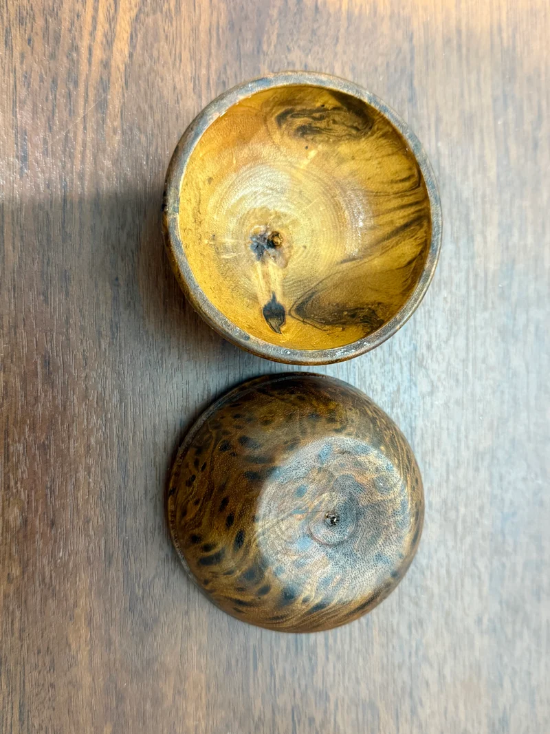 Boîte ronde artisanale indou en bois et métal décorée d’éléphants