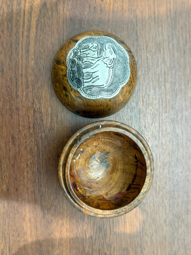 Boîte ronde artisanale indou en bois et métal décorée d’éléphants