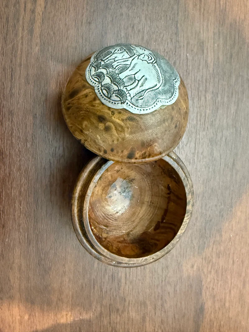Boîte ronde artisanale indou en bois et métal décorée d’éléphants