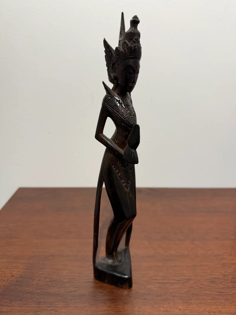 Statue Balinaise en Bois Sculpté - Femme en Tenue Traditionnelle
