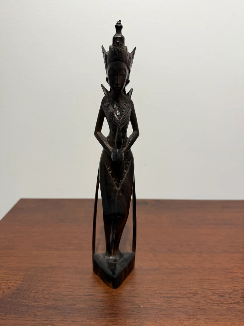 Statue Balinaise en Bois Sculpté - Femme en Tenue Traditionnelle