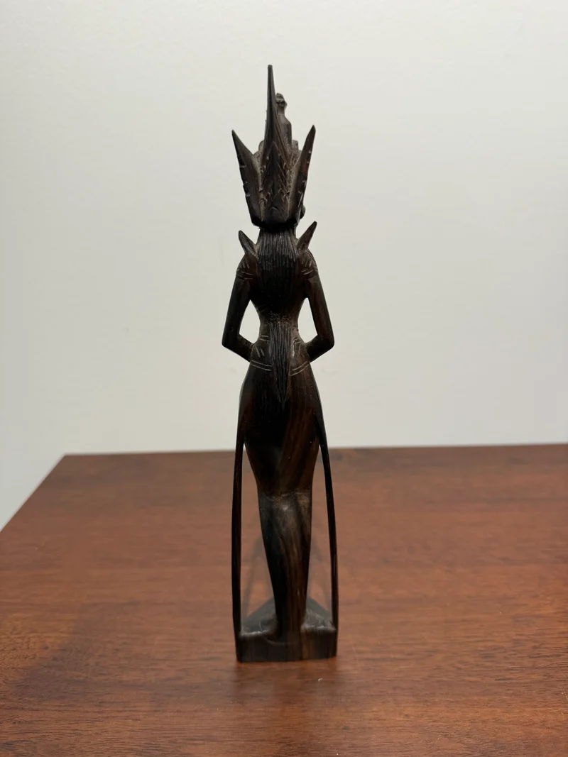 Statue Balinaise en Bois Sculpté - Femme en Tenue Traditionnelle