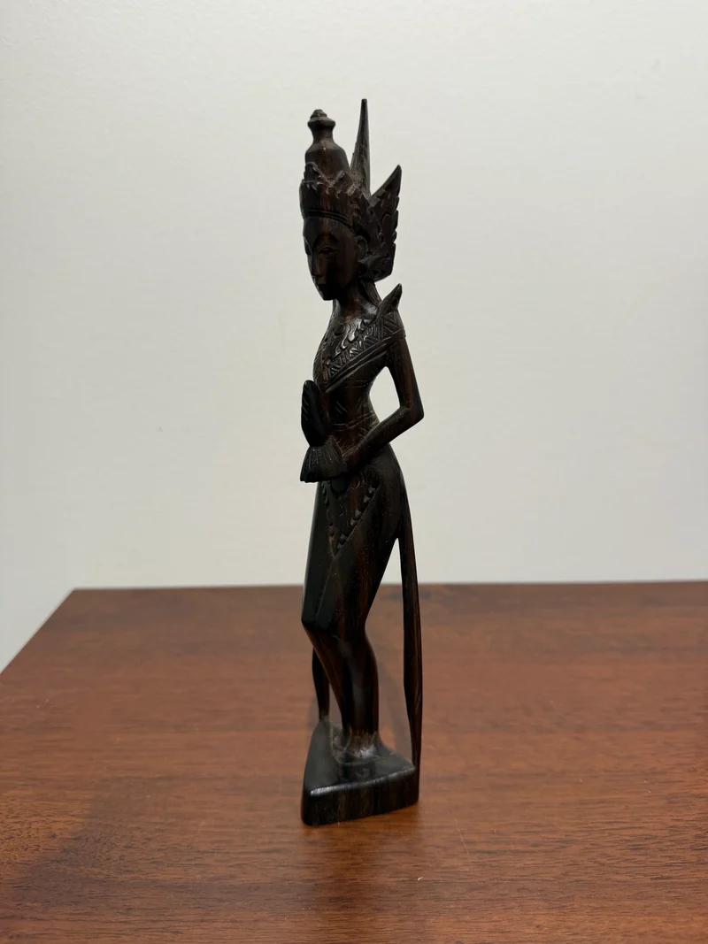 Statue Balinaise en Bois Sculpté - Femme en Tenue Traditionnelle