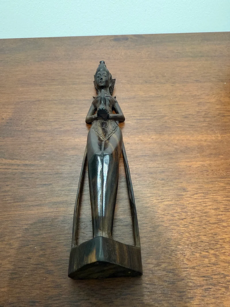 Statue Balinaise en Bois Sculpté - Femme en Tenue Traditionnelle
