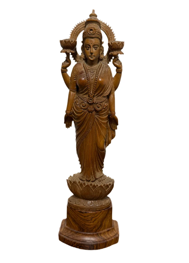 Sculpture ancienne de la déesse Lakshmi en bois sculpté
