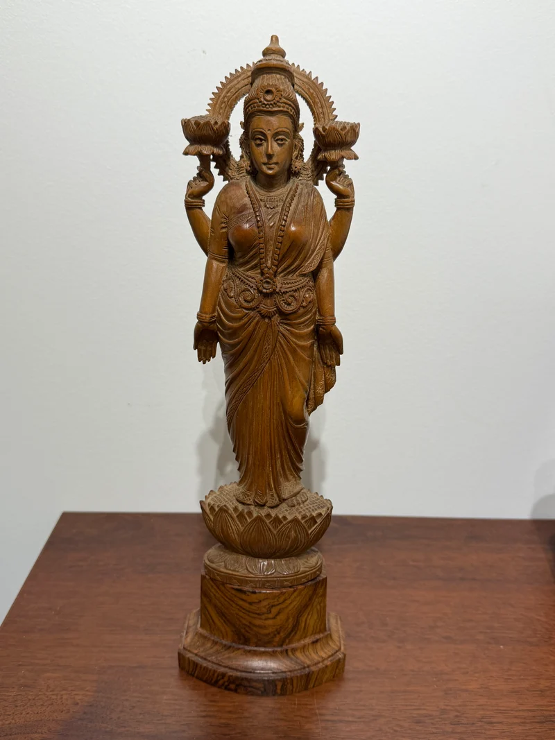 Sculpture ancienne de la déesse Lakshmi en bois sculpté