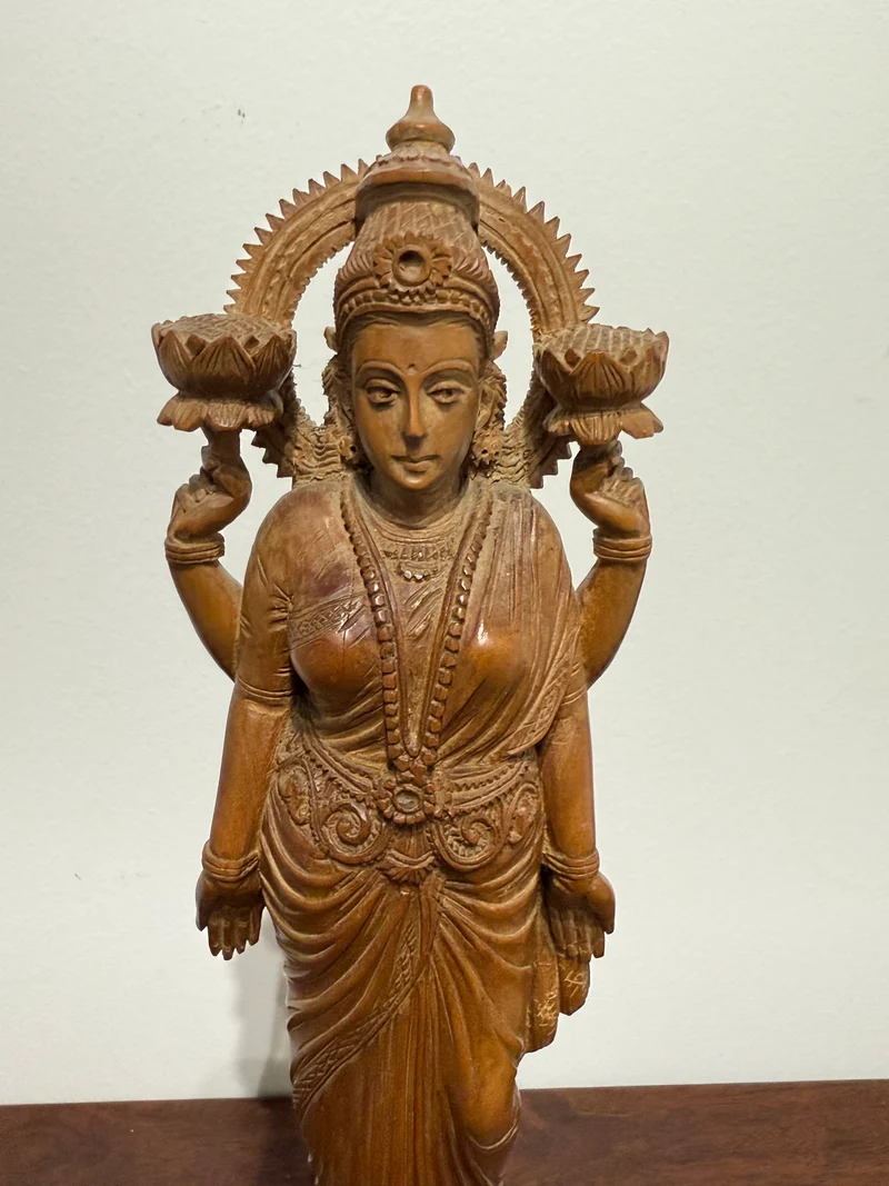 Sculpture ancienne de la déesse Lakshmi en bois sculpté